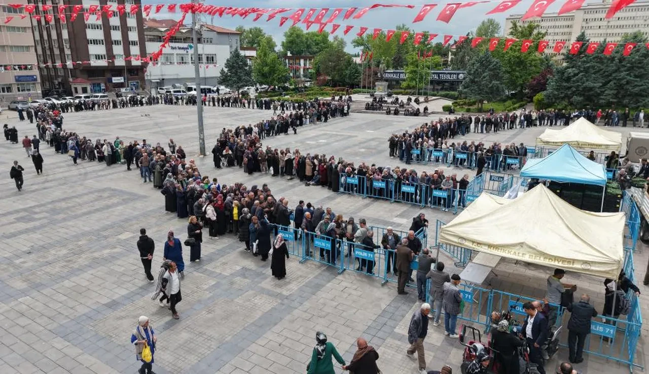 Ücretsiz olduğunu duyan koştu... Saatlerce bekleyip sonunda aldılar