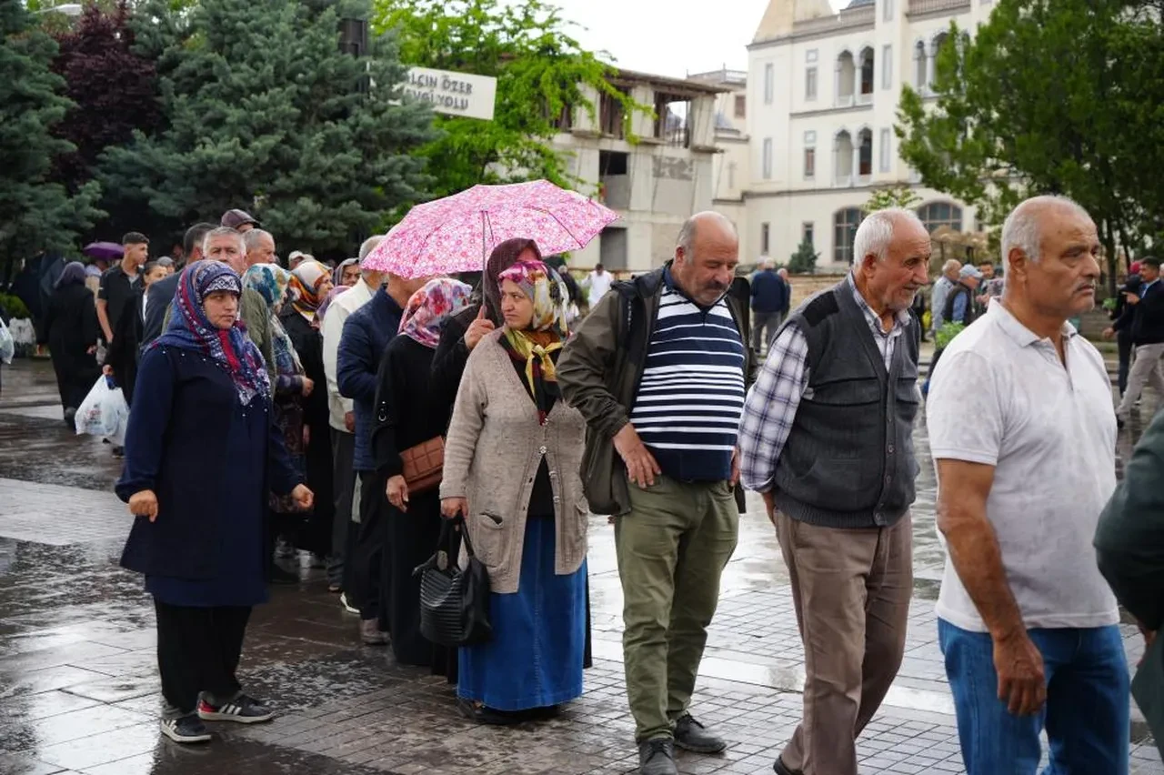 Ücretsiz olduğunu duyan koştu... Saatlerce bekleyip sonunda aldılar