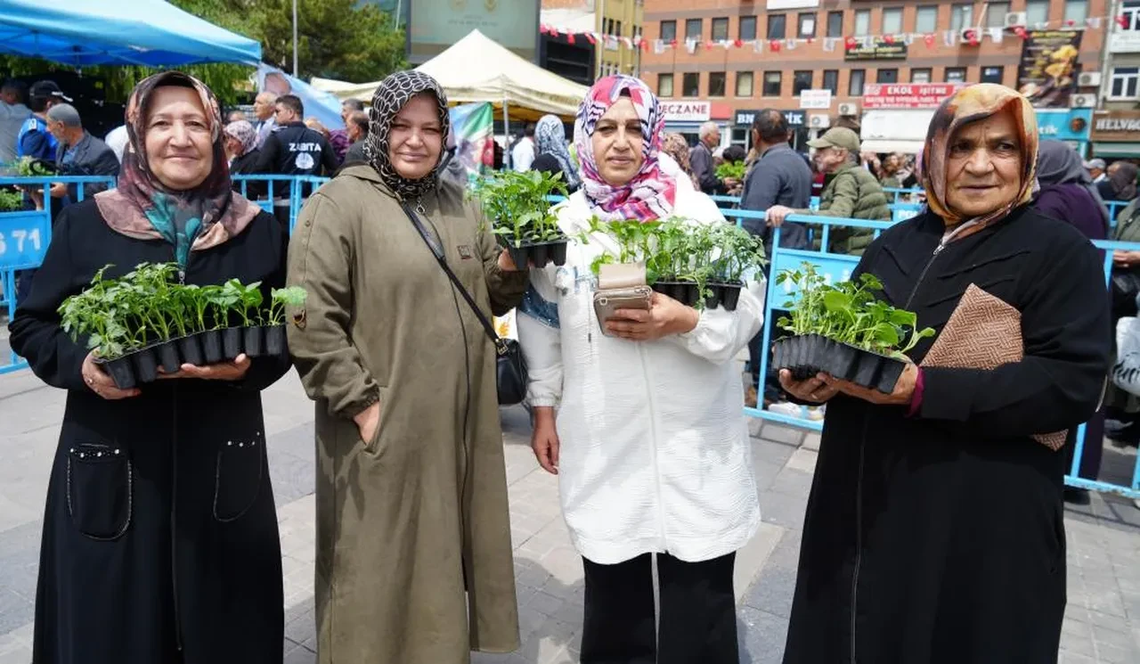 Ücretsiz olduğunu duyan koştu... Saatlerce bekleyip sonunda aldılar