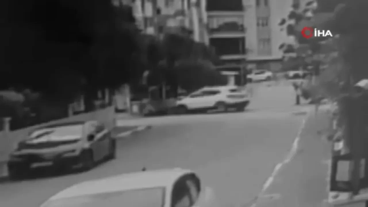 Antalya'da 2 polis memurunun yaralandığı kaza anı kamerada 