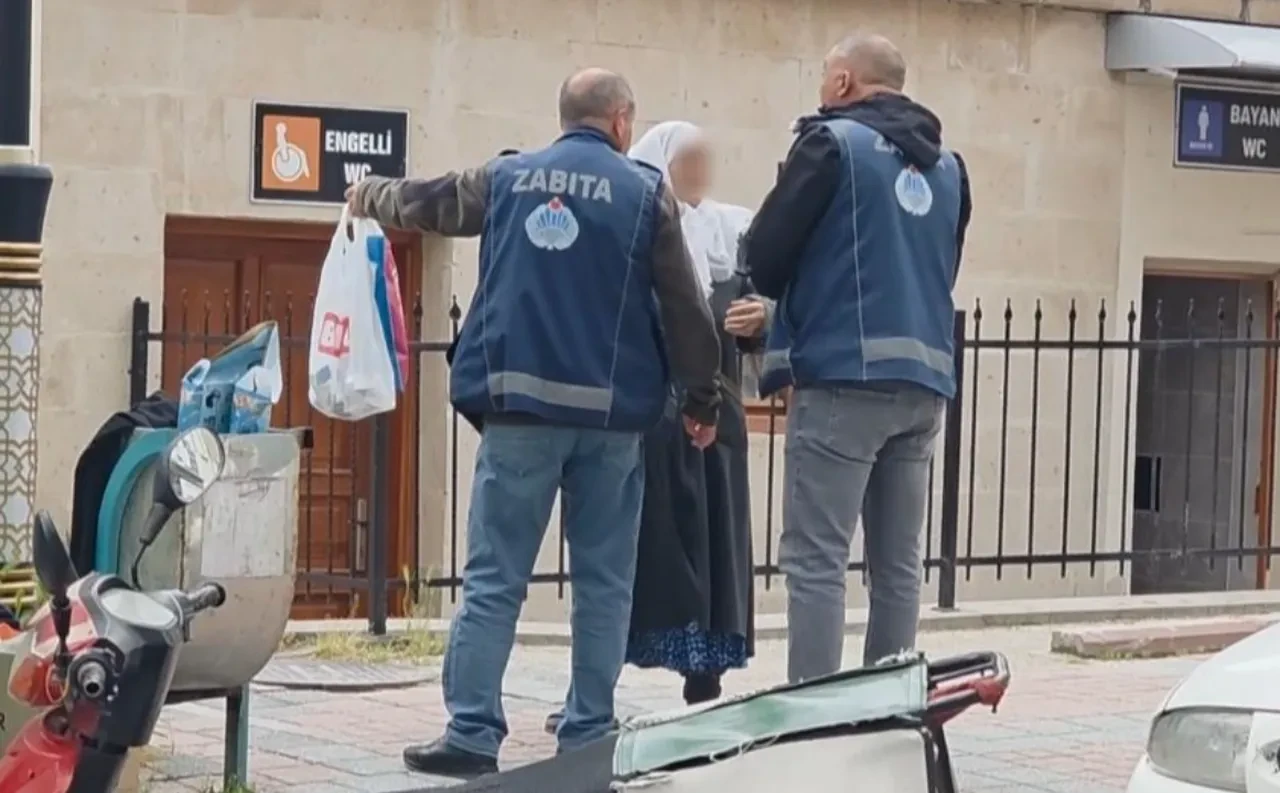 Dilencilik yaparken yakalanan kadın, zabıtayı çileden çıkardı