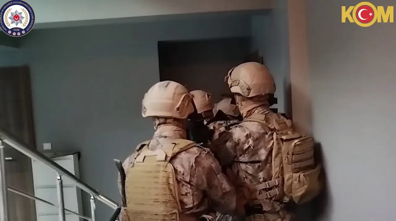 Esnafı haraca bağlayıp, kadınlara zorla fuhuş yaptıran örgüte operasyon: Şafak baskınıyla evlerinden alındılar