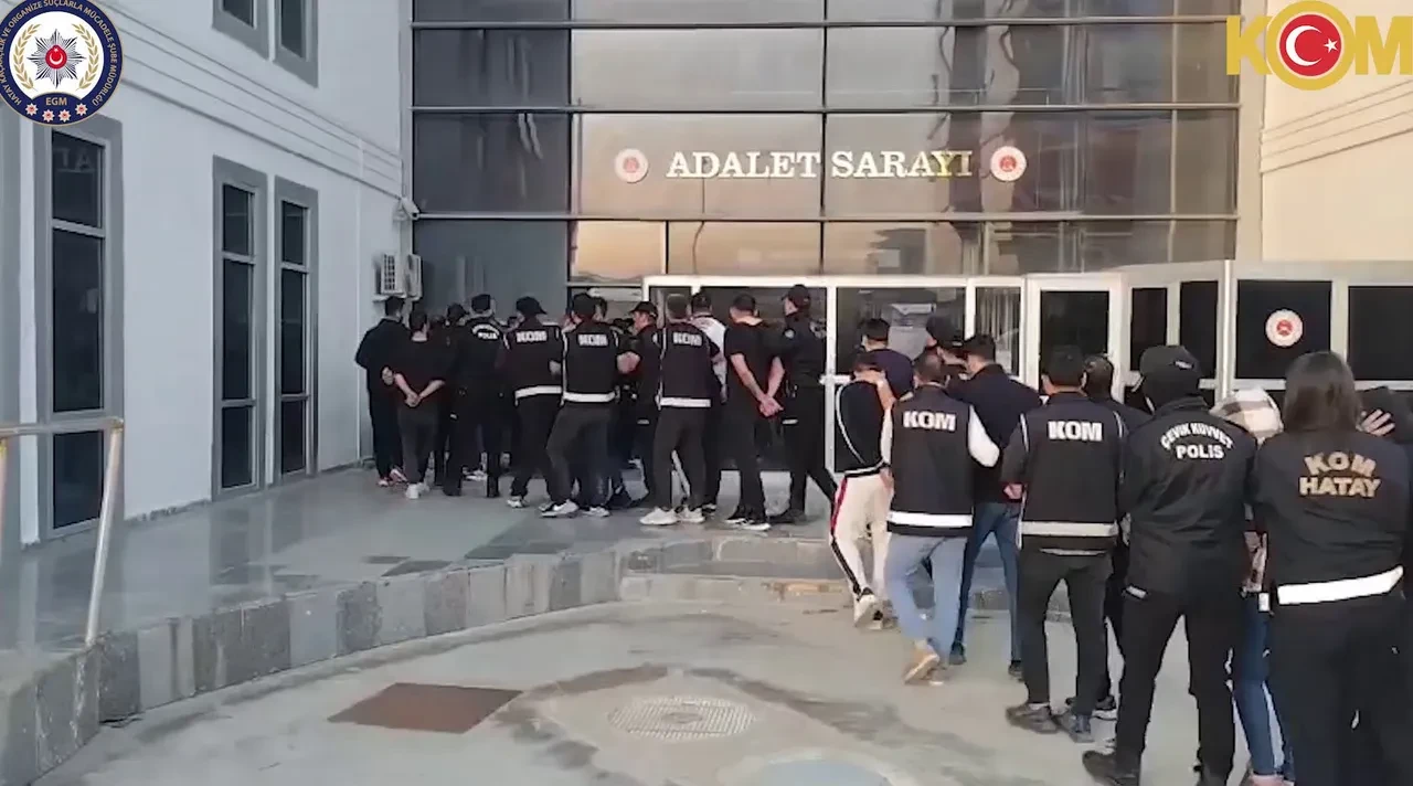 Esnafı haraca bağlayıp, kadınlara zorla fuhuş yaptıran örgüte operasyon: Şafak baskınıyla evlerinden alındılar