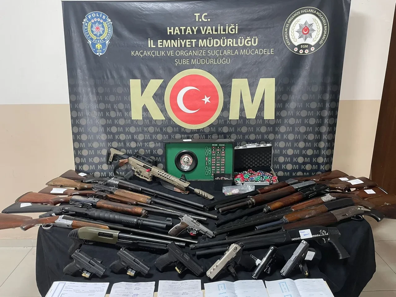 Esnafı haraca bağlayıp, kadınlara zorla fuhuş yaptıran örgüte operasyon: Şafak baskınıyla evlerinden alındılar