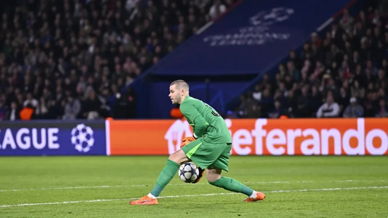 Fenerbahçe'de kale dünya yıldızına emanet: Ederson gidiyor, Paris'in genç devi geliyor!