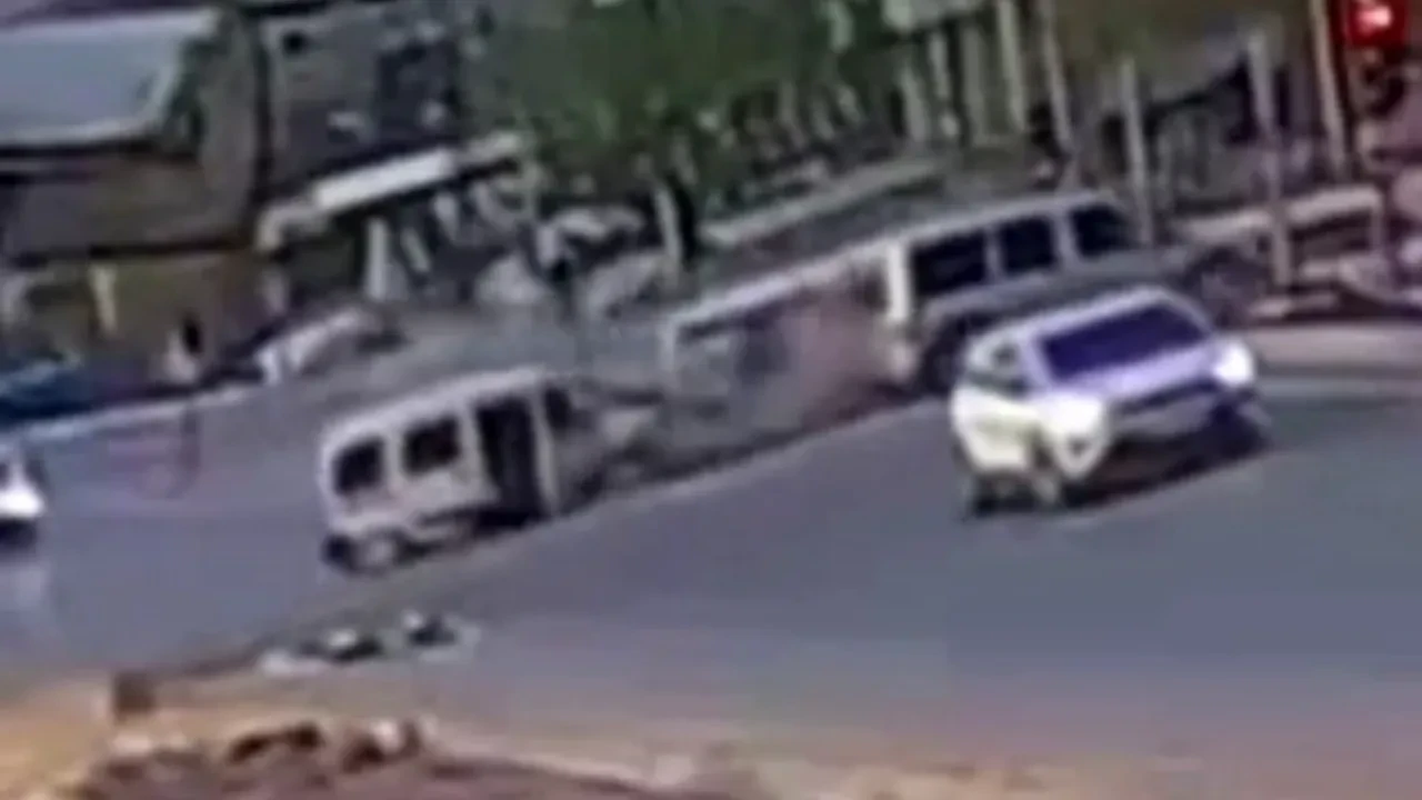 Hakkari'de feci kaza: Kavşaktaki çarpışma anı kamerada!