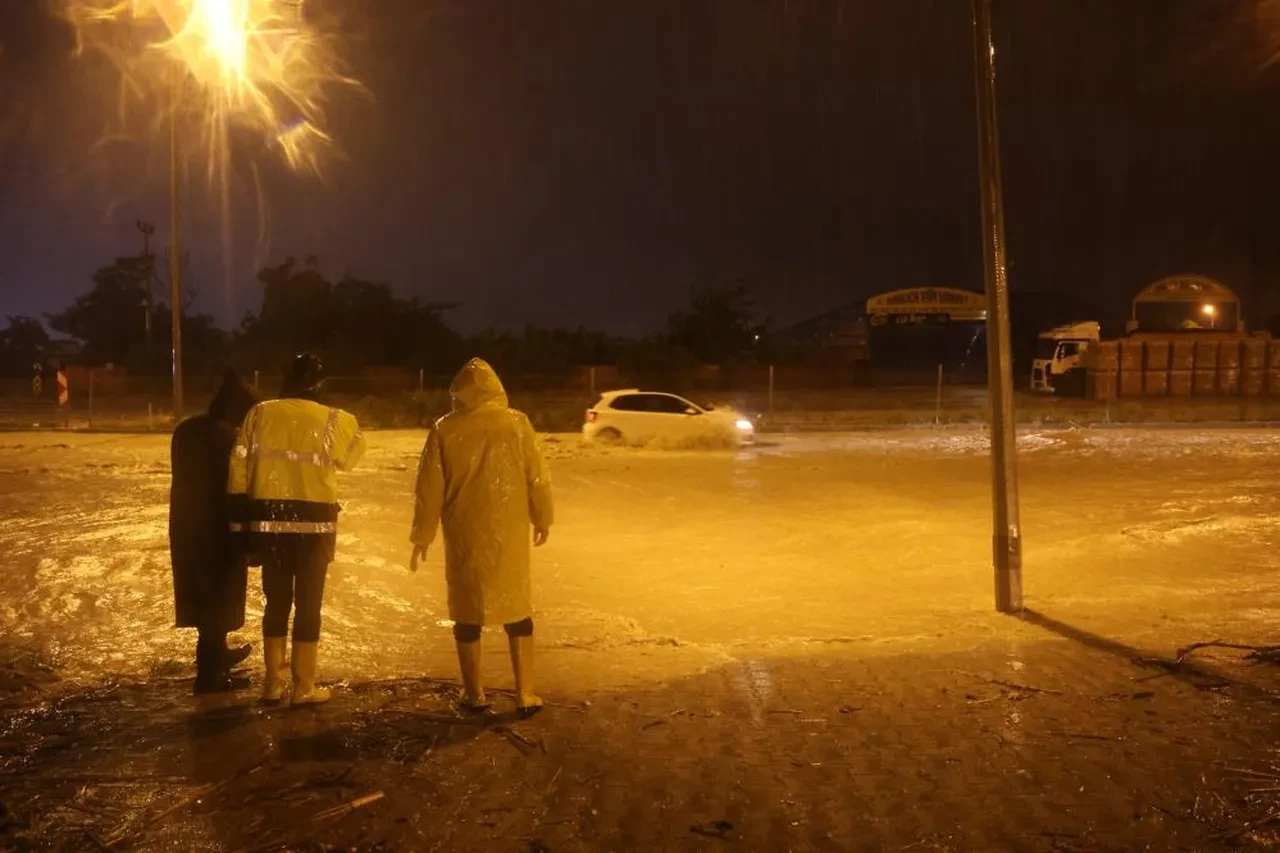 Hatay'da sel sonrası heyelan: Göçük altında kalan bir kişi hayatını kaybetti