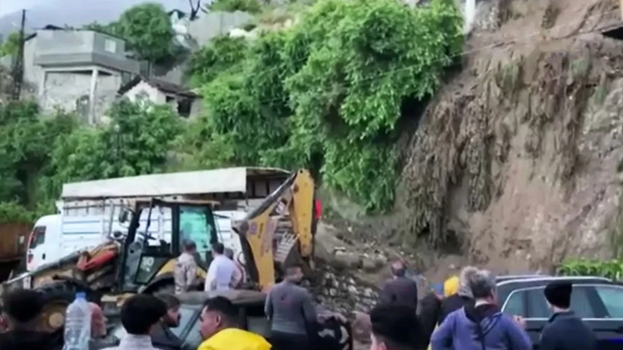 Hatay'da sel sonrası heyelan: Göçük altında kalan bir kişi hayatını kaybetti