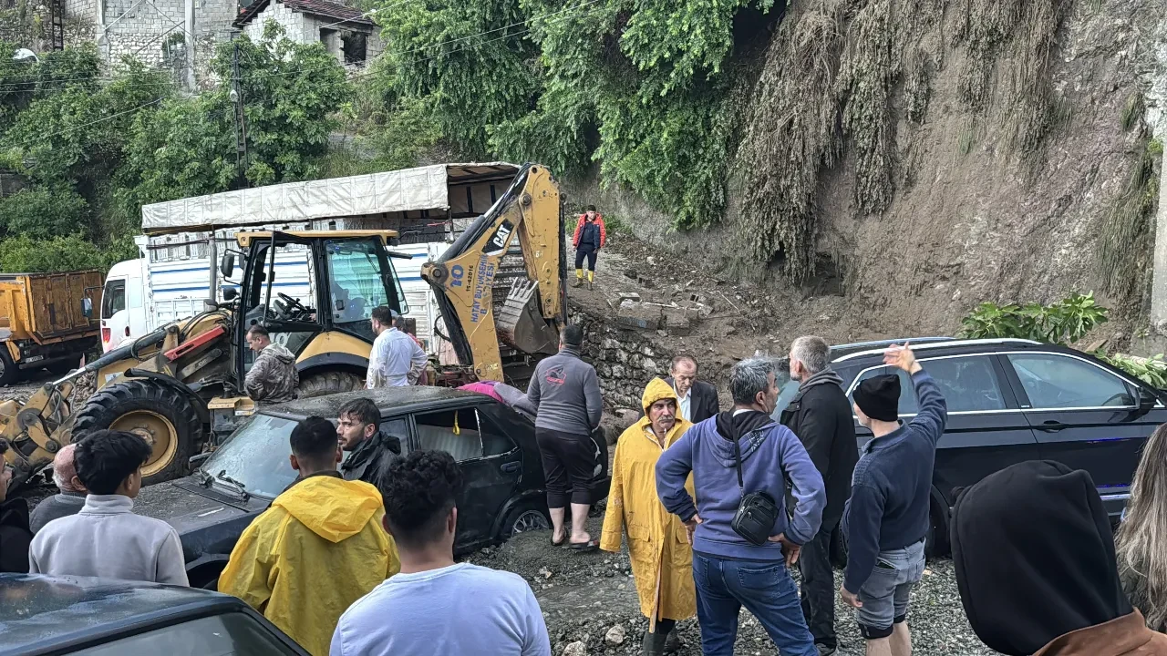 Hatay'da sel sonrası heyelan: Göçük altında kalan bir kişi hayatını kaybetti