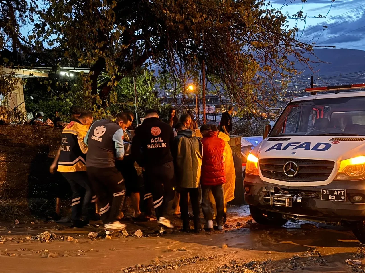 Hatay'da sel sonrası heyelan: Göçük altında kalan bir kişi hayatını kaybetti