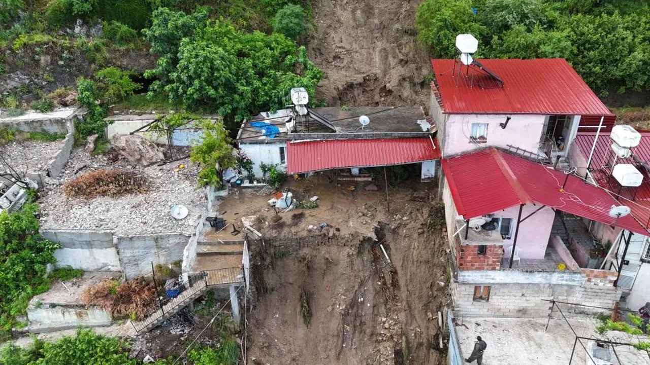 Hatay'da sel sonrası heyelan: Göçük altında kalan bir kişi hayatını kaybetti