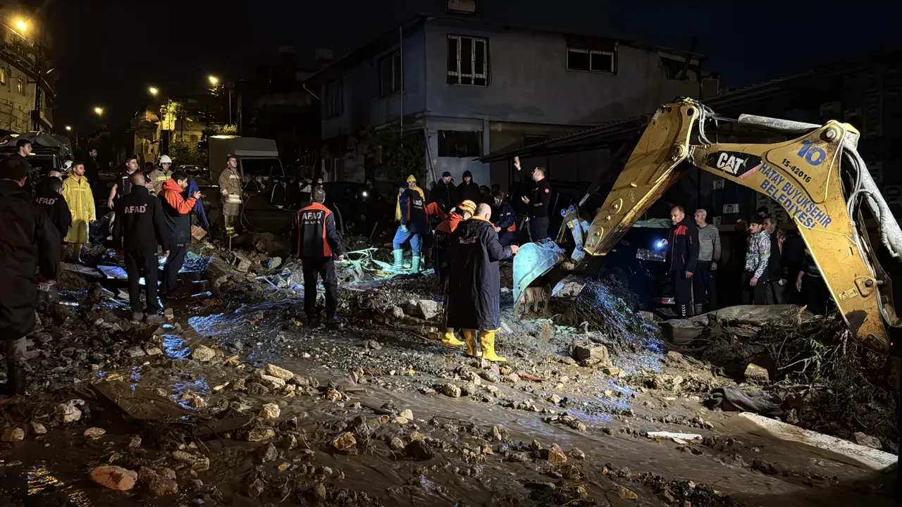 Hatay'da sel sonrası heyelan: Göçük altında kalan bir kişi hayatını kaybetti