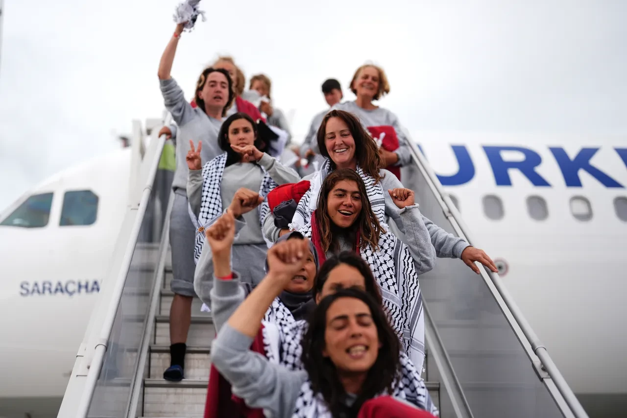 İsrail'in alıkoyduğu Sumud Filosu aktivistleri Türkiye'ye getirildi
