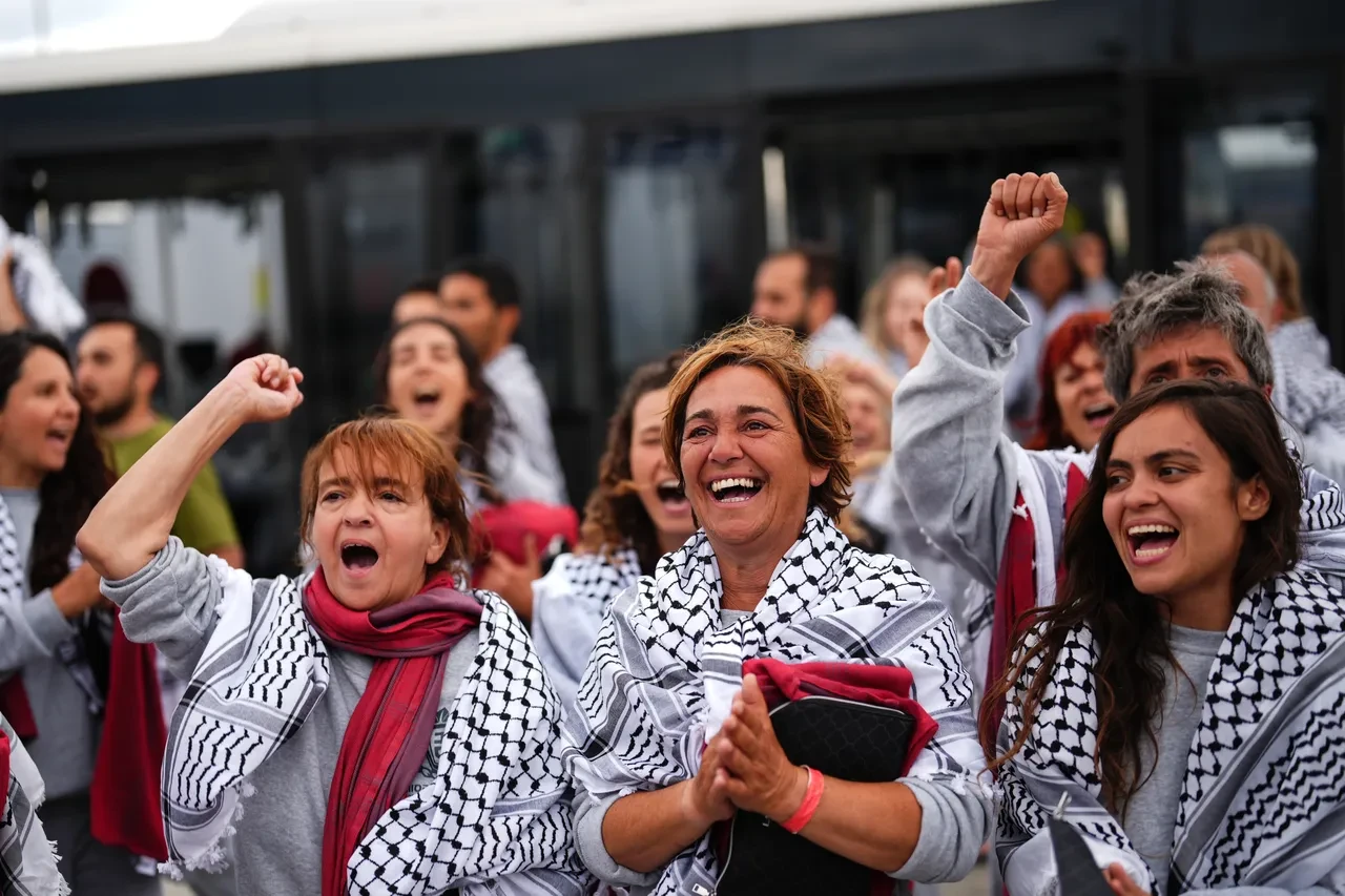 İsrail'in alıkoyduğu Sumud Filosu aktivistleri Türkiye'ye getirildi