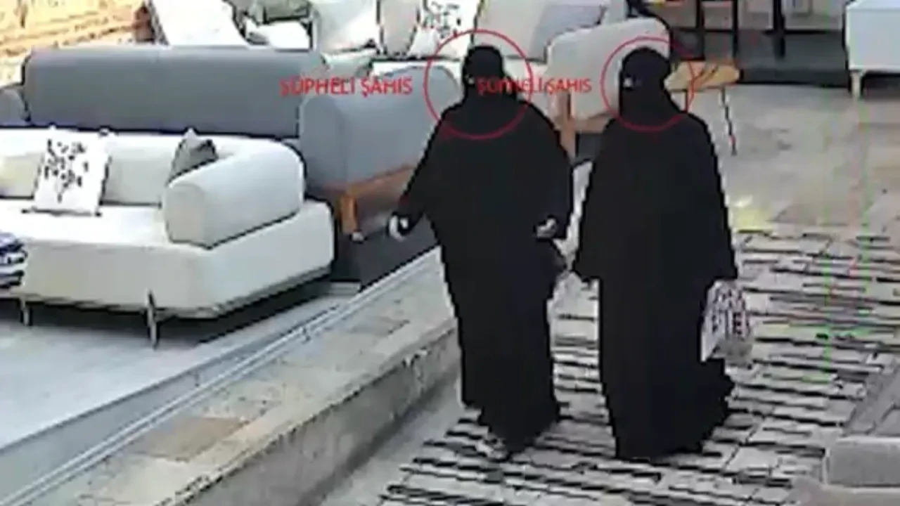 Kadınları pazar pazar takip edip yankesicilik yaptılar! O anlar kamerada