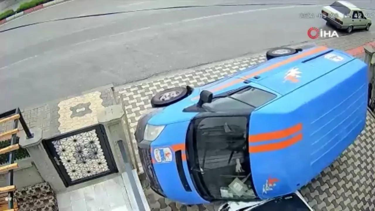Kargo aracı otomobilin üzerine devrildi! Korkunç kaza kamerada 