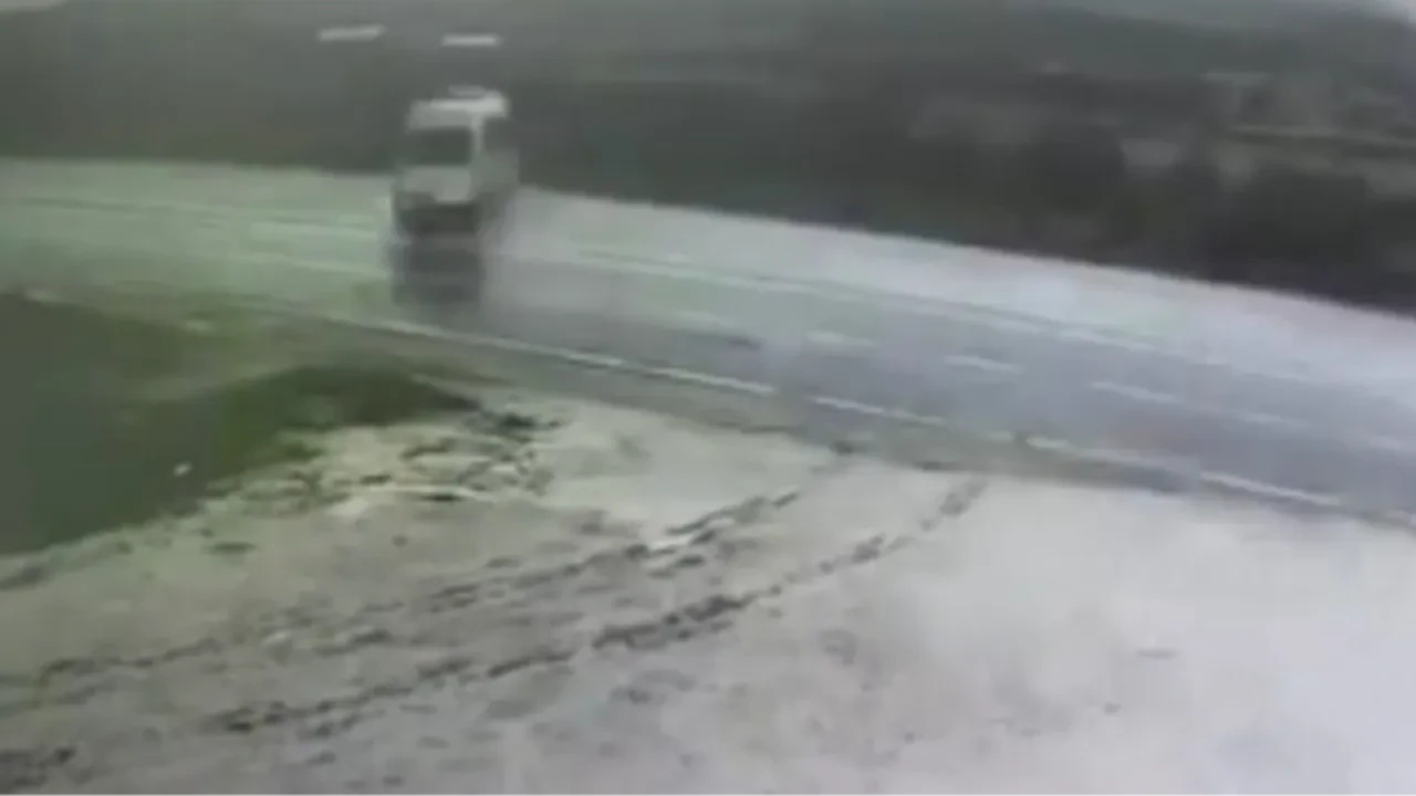 Malatya'da minibüs şarampole yuvarlandı! Kaza anı kameraya yansıdı