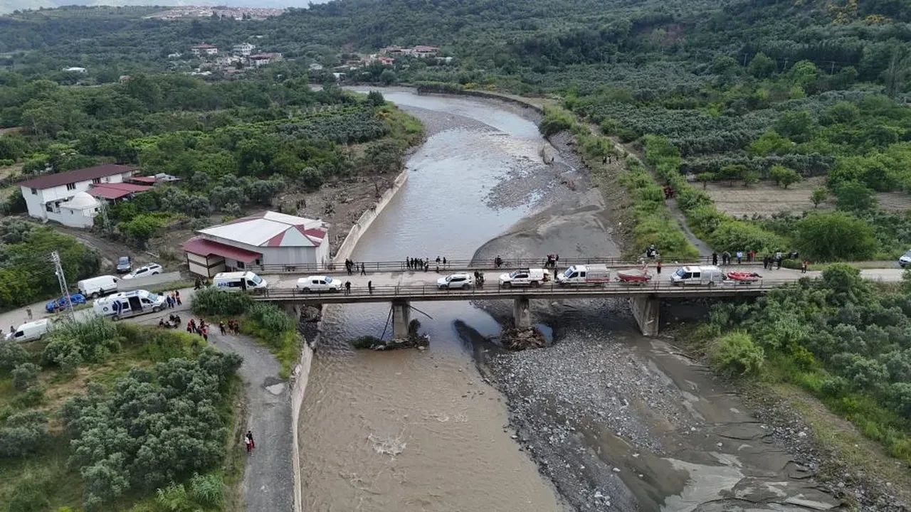 Meteoroloji tahminlerini 7'ye katladı: Hatay'da metrekareye 157 kilo yağış düştü, 3 ölü, 2 kayıp!