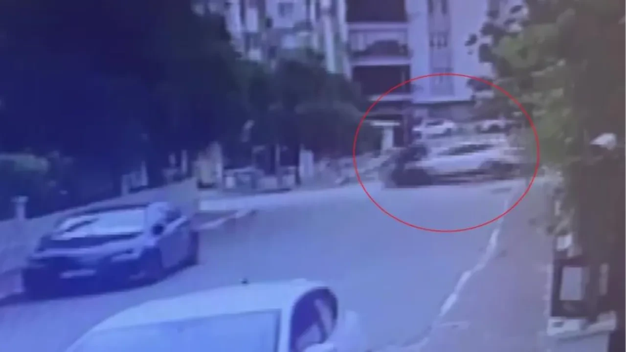 Motosikletli polis timinin yaralandığı kaza kamerada