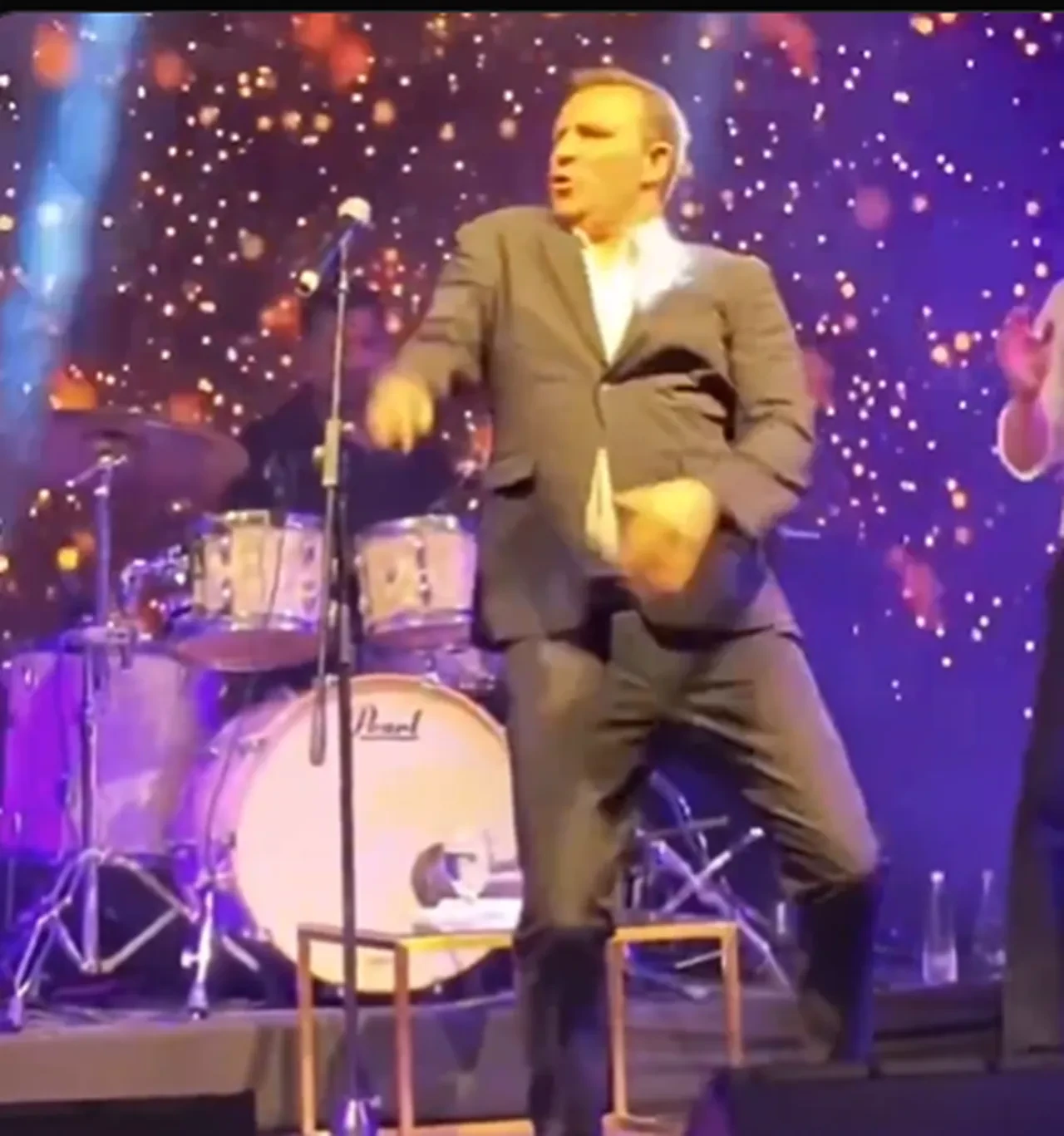 Rafet El Roman'dan sahnede ilginç dans!