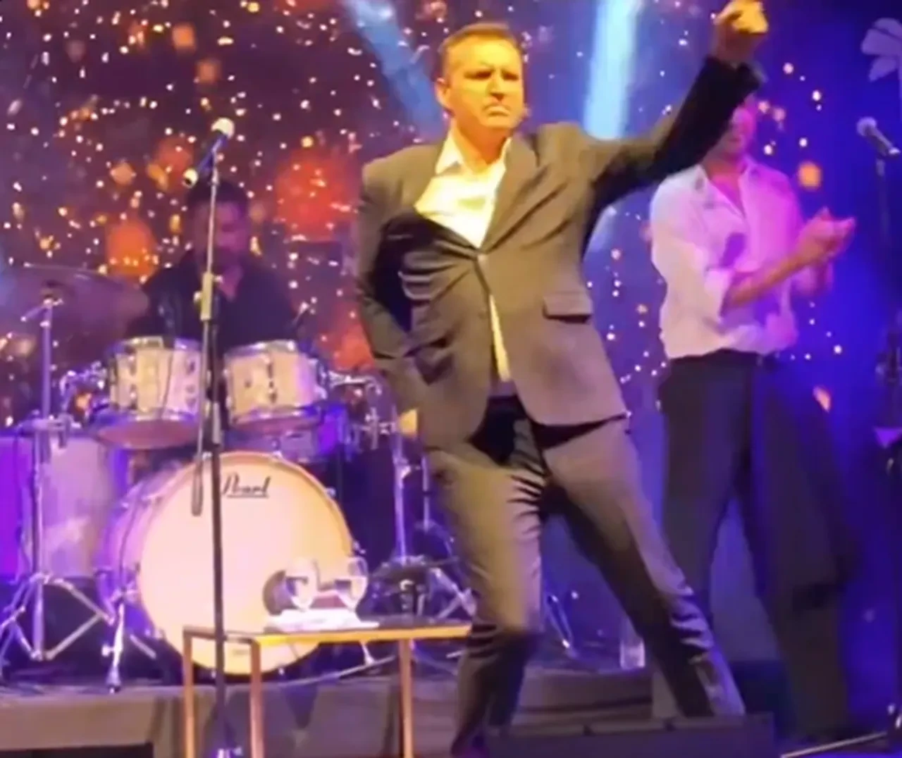 Rafet El Roman'dan sahnede ilginç dans!