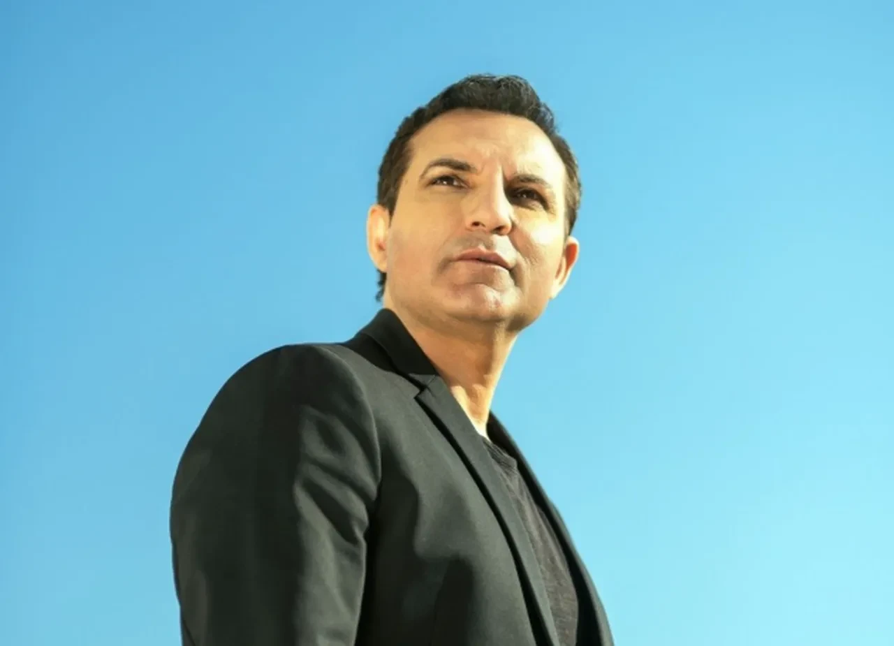 Rafet El Roman'dan sahnede ilginç dans!