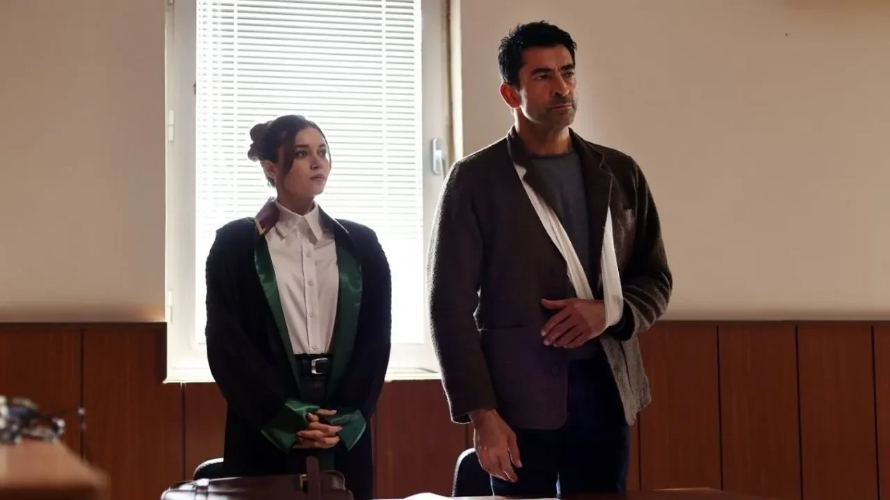 ABİ setinde iletişim sorunu patlak verdi! Afra Saraçoğlu'nun diziden neden ayrıldığı belli oldu