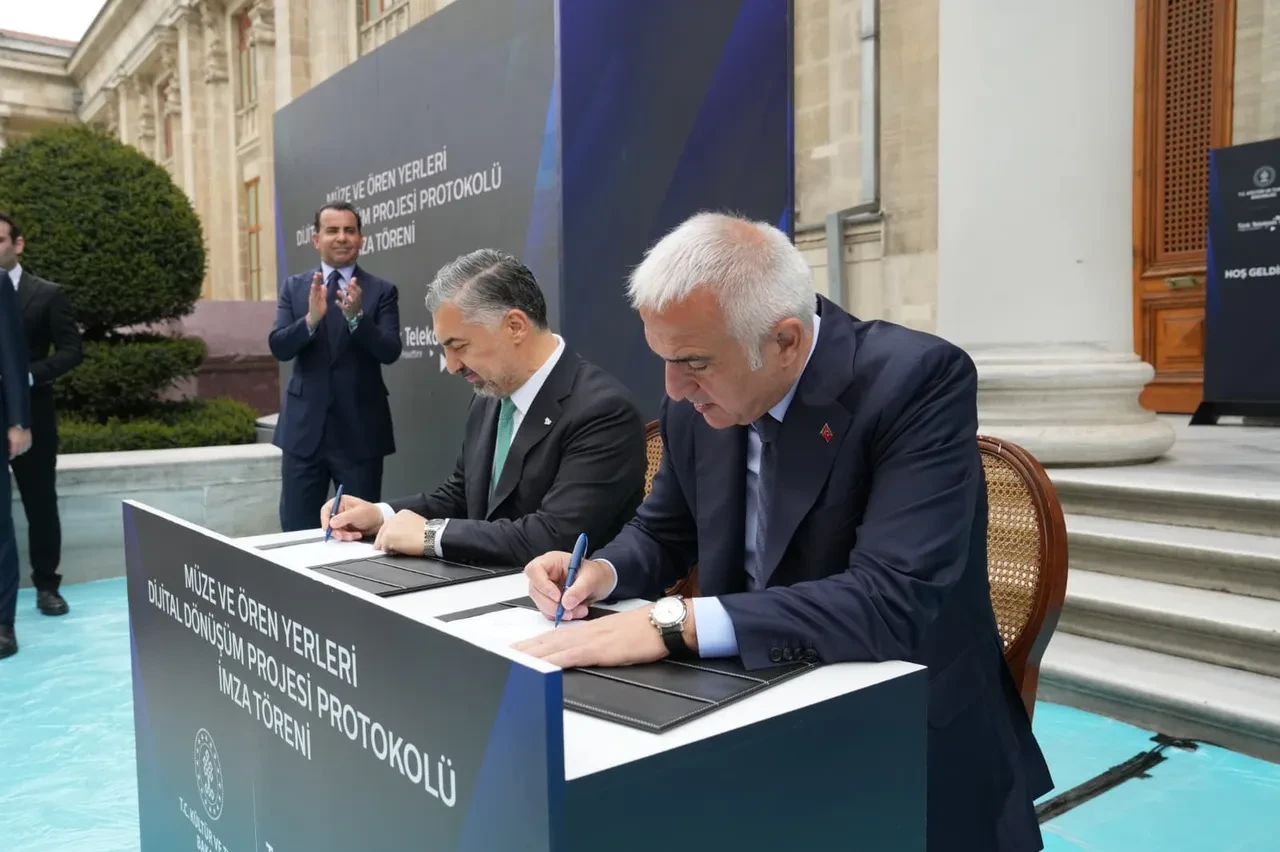 Bakan Ersoy duyurdu! T.C. kimlik kartları Müzekart'a dönüşecek
