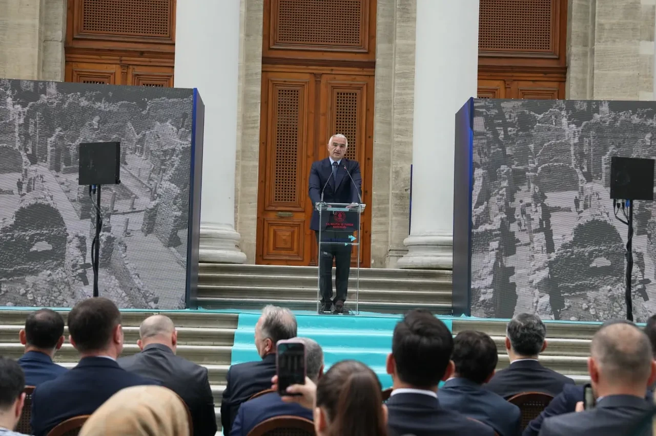 Bakan Ersoy duyurdu! T.C. kimlik kartları Müzekart'a dönüşecek