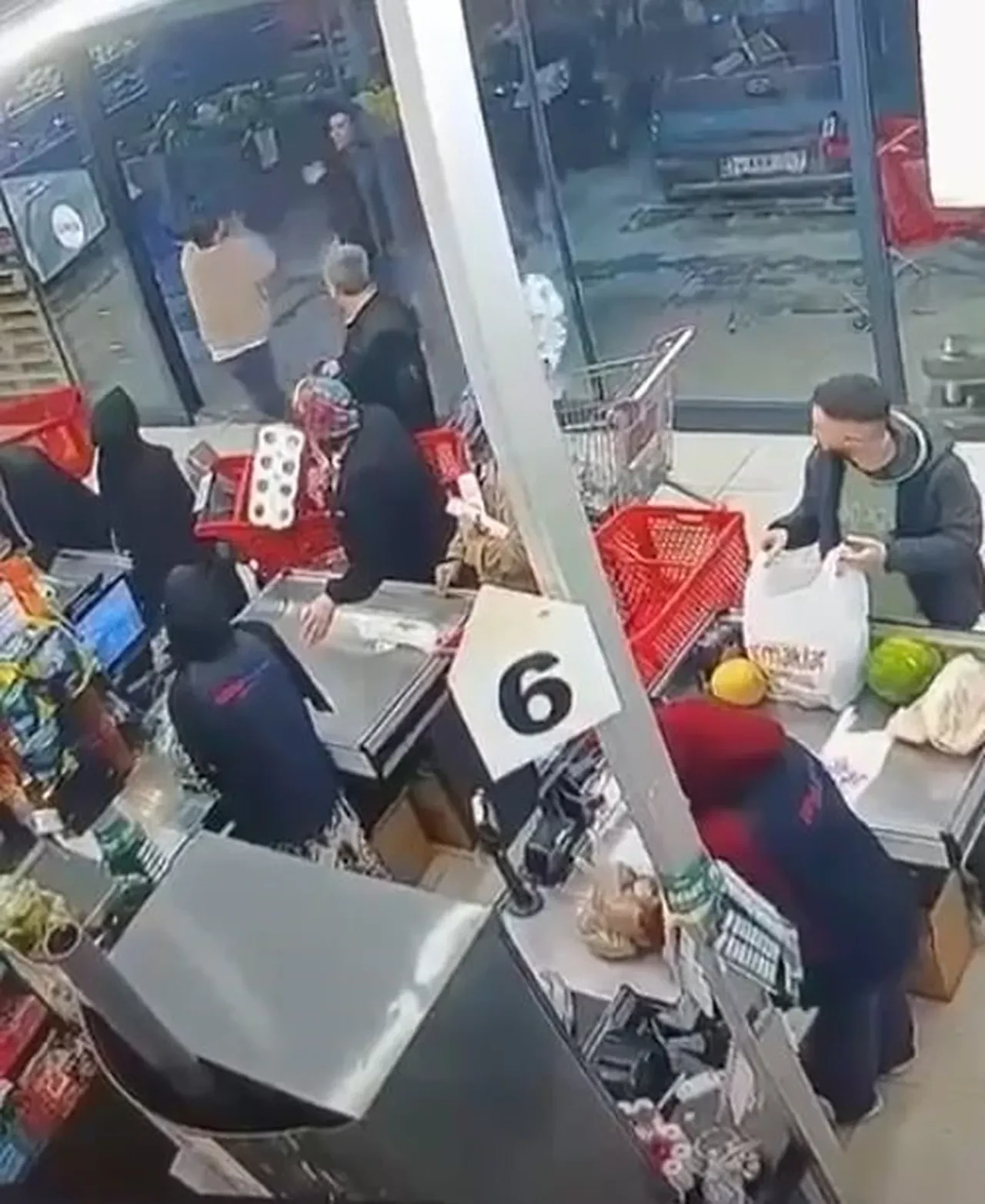 "Bir bakar mısın" diyerek çağırıp kafa attı: O anlar kameraya yansıdı