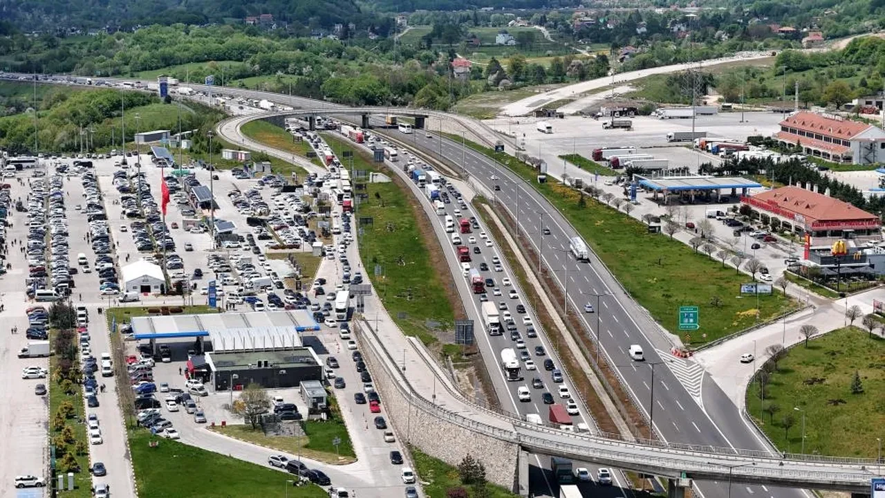Bolu'da bayram trafiği erken başladı! Yollarda uzun kuyruklar oluştu