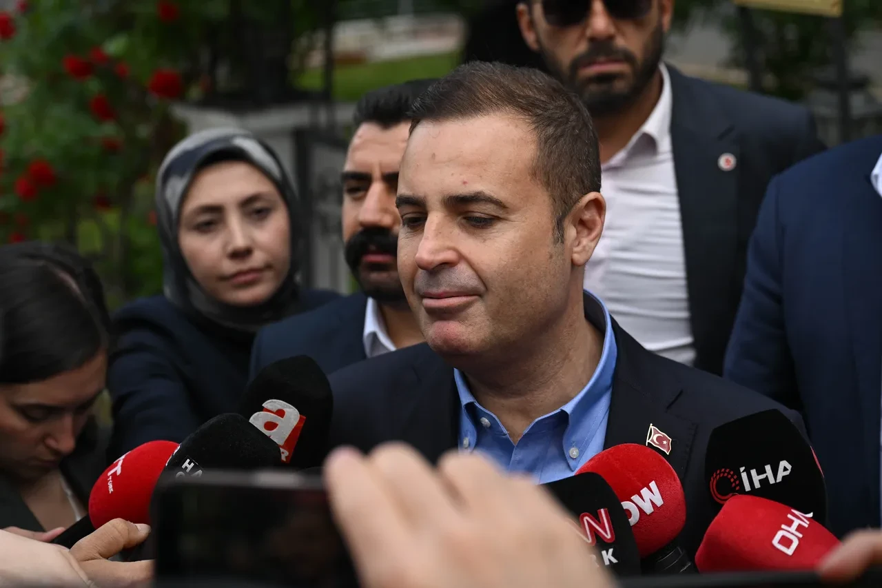 CHP liderliğine geri dönen Kemal Kılıçdaroğlu'na ilk ziyaret Balıkesir Büyükşehir Belediye Başkanı Ahmet Akın'dan: Genel Merkez'e de gideceğim
