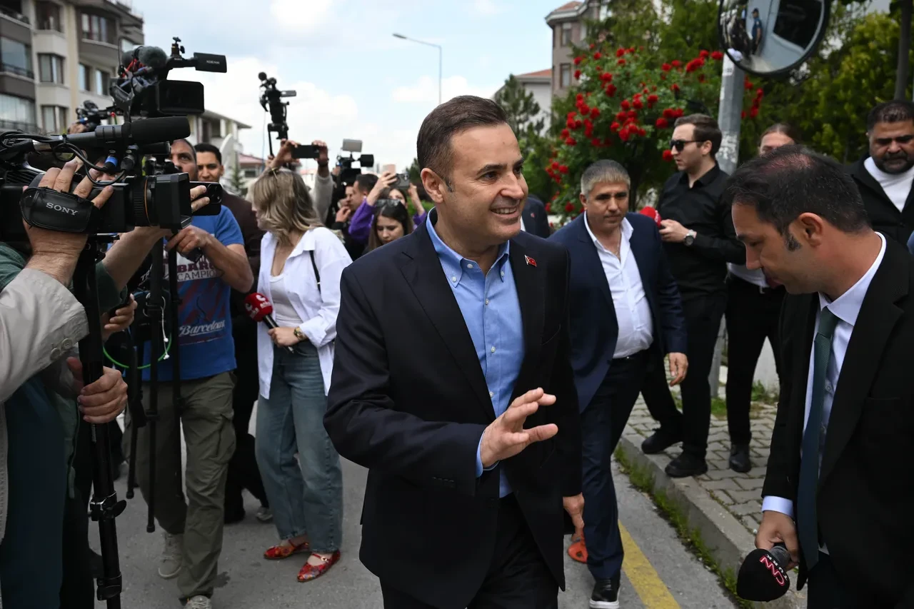 CHP liderliğine geri dönen Kemal Kılıçdaroğlu'na ilk ziyaret Balıkesir Büyükşehir Belediye Başkanı Ahmet Akın'dan: Genel Merkez'e de gideceğim