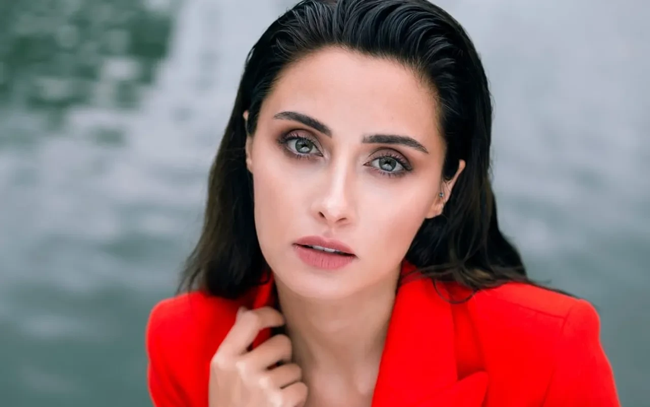 kızılcık şerbeti hilal kimdir