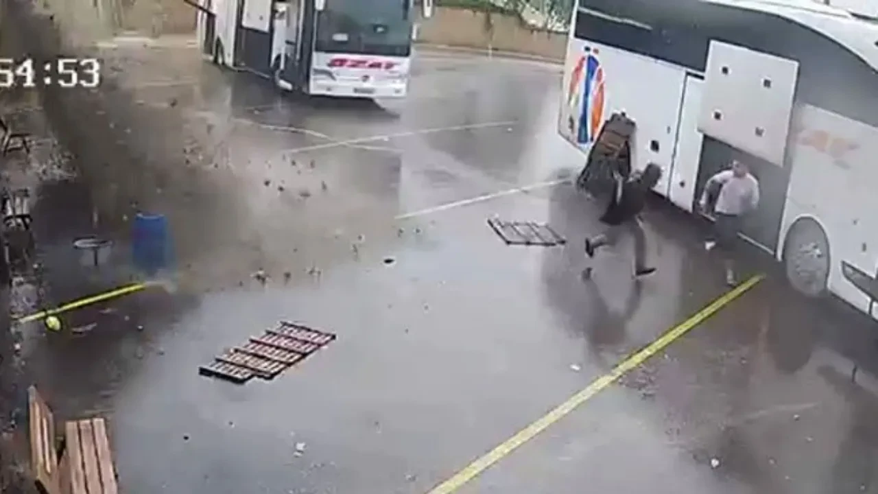 Otogarda toprak kayması! O anlar saniye saniye kaydedildi 