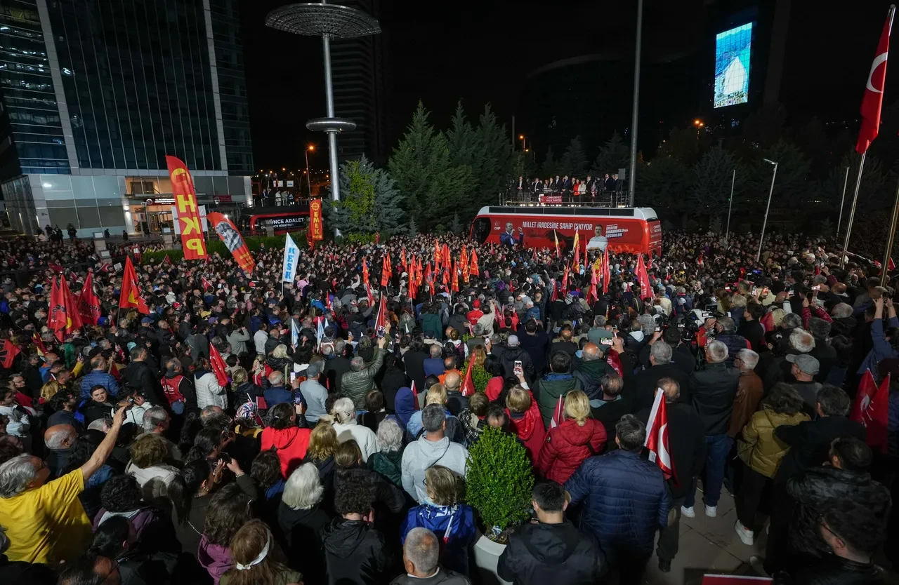 Özgür Özel mutlak butlan kararına karşı CHP'lileri yine sokağa davet edip boykot sinyali verdi: Gerekirse hayatı durdurup tüketimden gelen gücümüzü kullanacağız