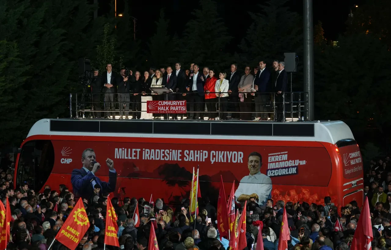 Özgür Özel mutlak butlan kararına karşı CHP'lileri yine sokağa davet edip boykot sinyali verdi: Gerekirse hayatı durdurup tüketimden gelen gücümüzü kullanacağız