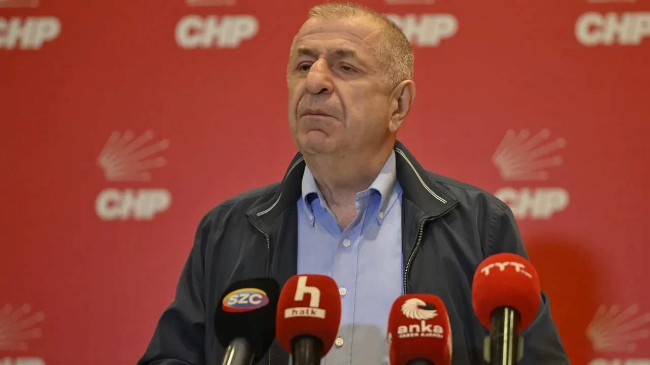 Ümit Özdağ CHP Genel Merkezi'ne giderek Özgür Özel'e destek verdi: Biz de mücadelenin içindeyiz