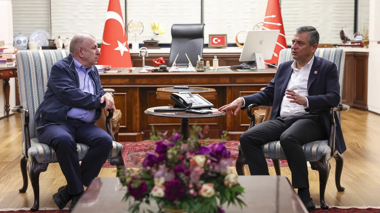 Ümit Özdağ CHP Genel Merkezi'ne giderek Özgür Özel'e destek verdi: Biz de mücadelenin içindeyiz
