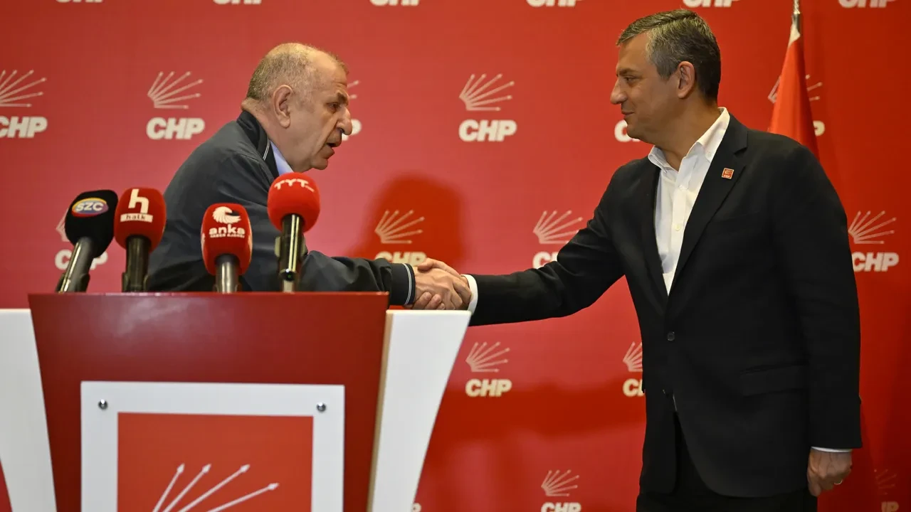 Ümit Özdağ CHP Genel Merkezi'ne giderek Özgür Özel'e destek verdi: Biz de mücadelenin içindeyiz