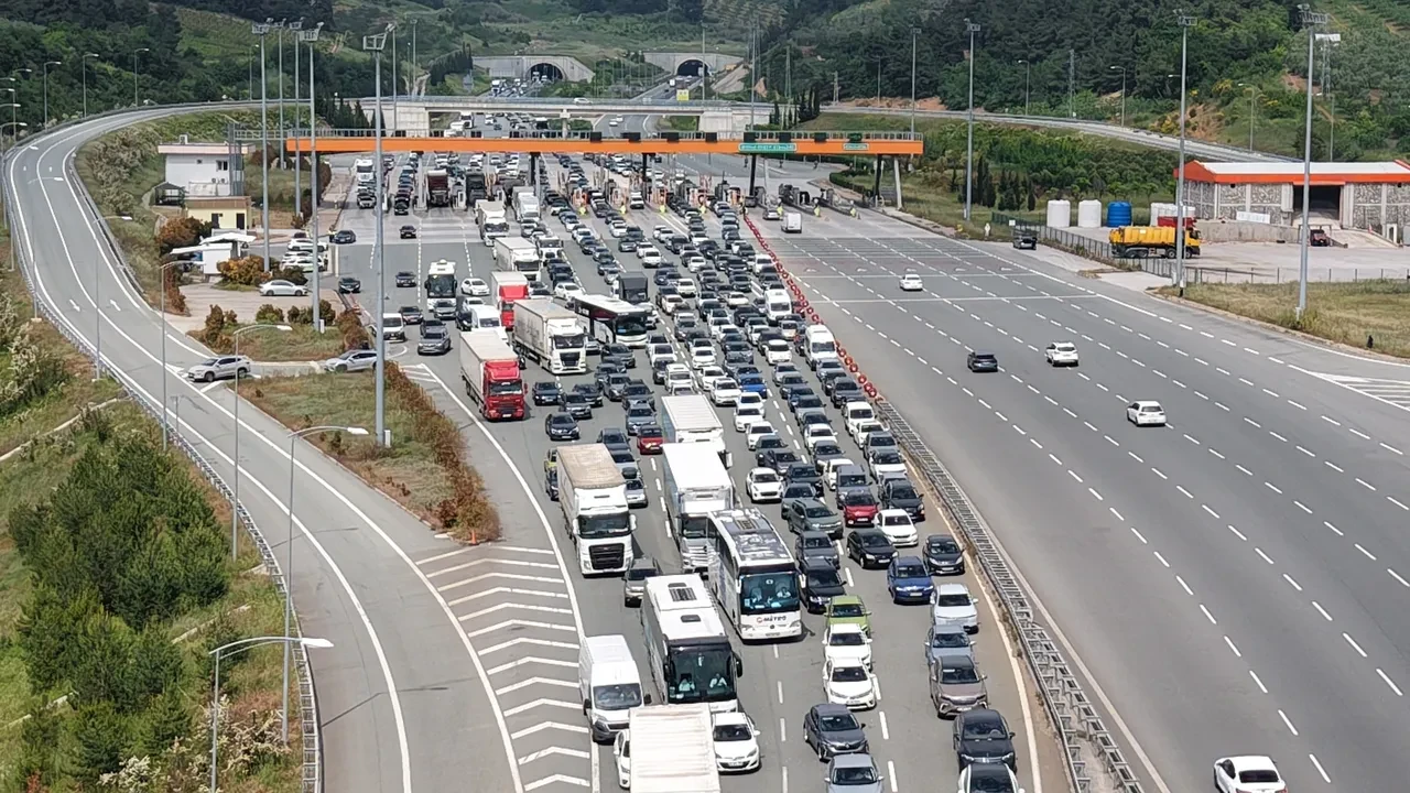 9 günlük bayram tatili başladı, İstanbullular yollara döküldü: Trafik erken saatlerde yoğunlaştı!