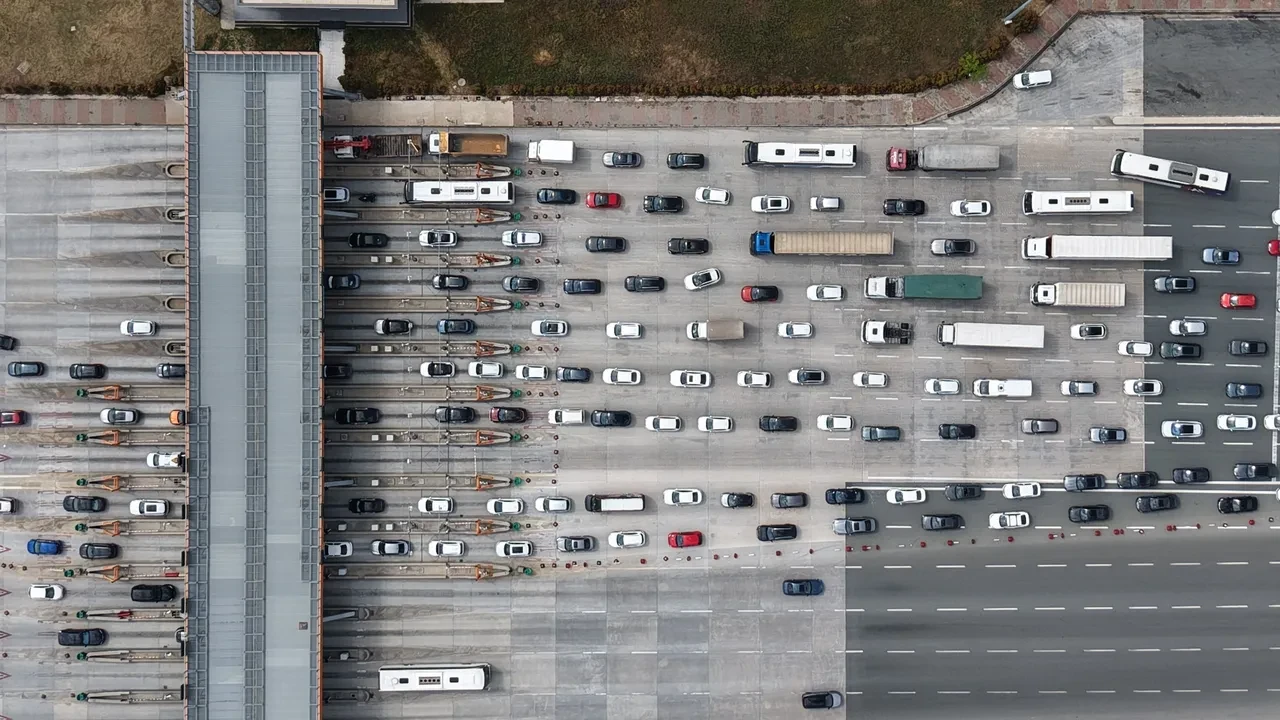 9 günlük bayram tatili başladı, İstanbullular yollara döküldü: Trafik erken saatlerde yoğunlaştı!