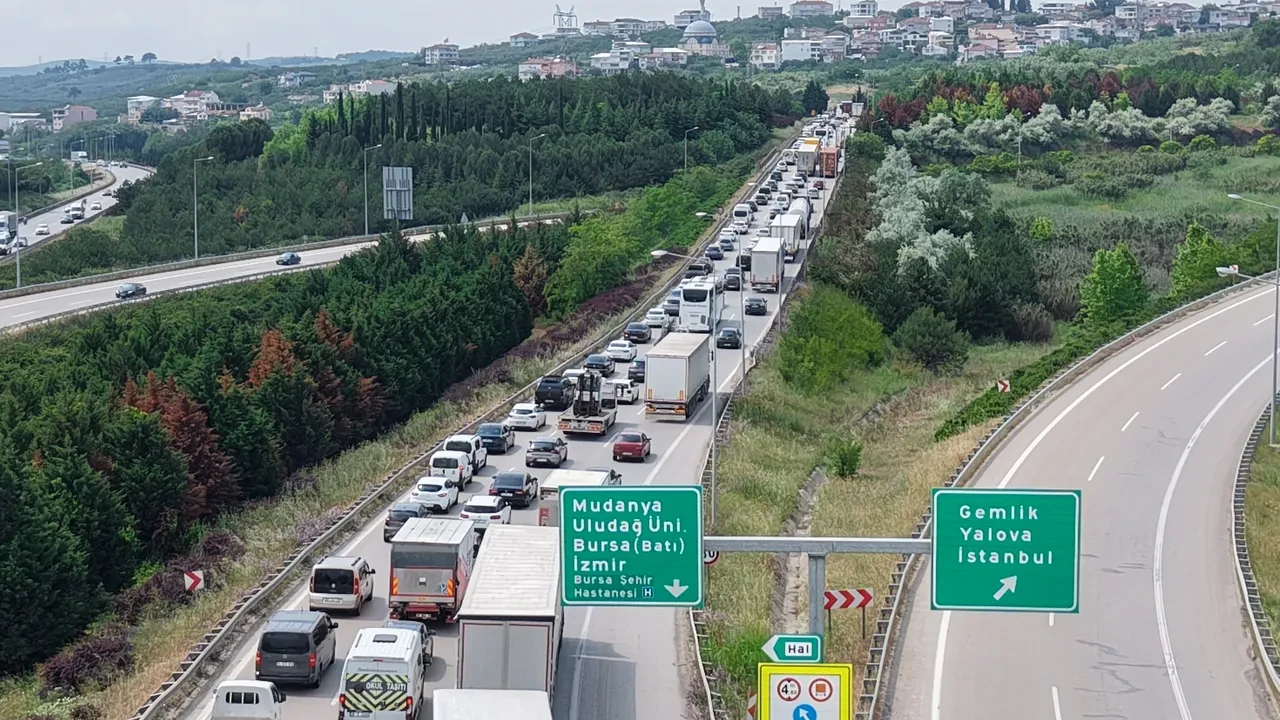 9 günlük bayram tatili başladı, İstanbullular yollara döküldü: Trafik erken saatlerde yoğunlaştı!
