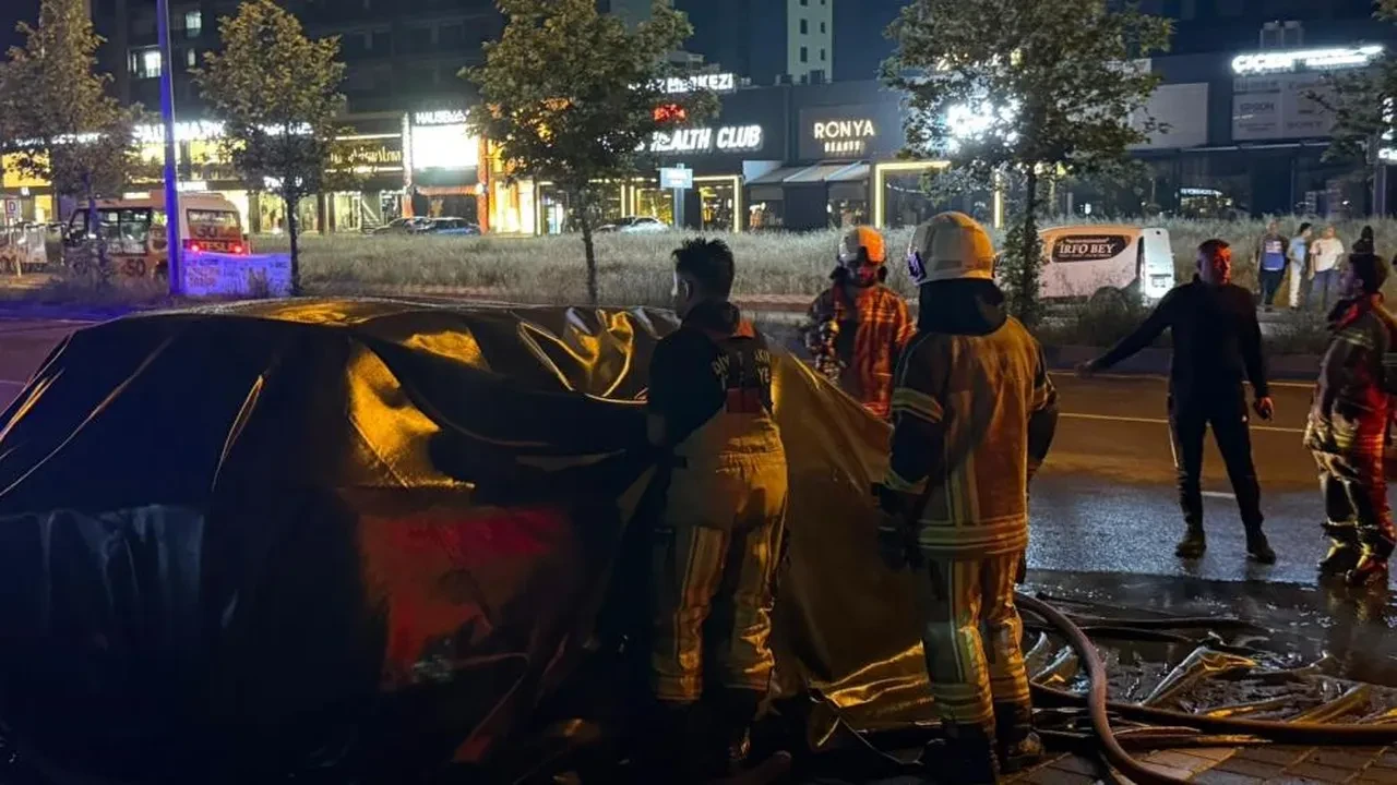 Alev topuna dönen elektrikli SUV yangın battaniyesi kullanılarak söndürüldü