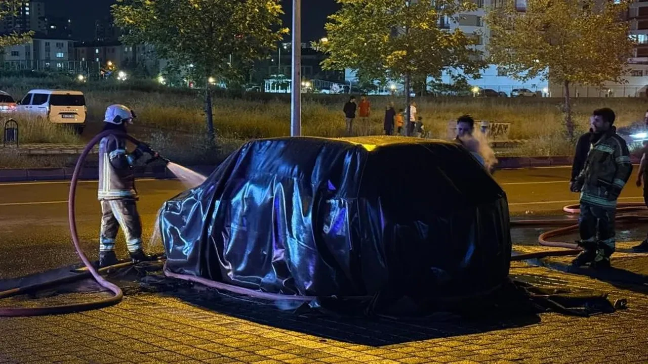 Alev topuna dönen elektrikli SUV yangın battaniyesi kullanılarak söndürüldü