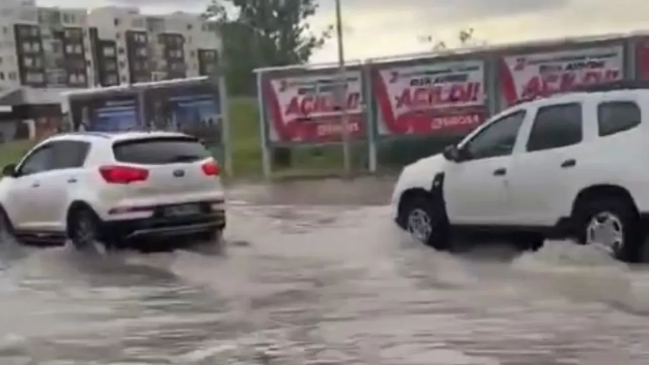 Ankara'da sağanak bastırdı: Yollar göle döndü