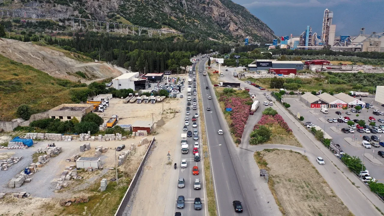 Bayram seyahatinde tatil bölgelerine ilgi yoğun: Muğla ve Aydın yolunda araç kuyruğu