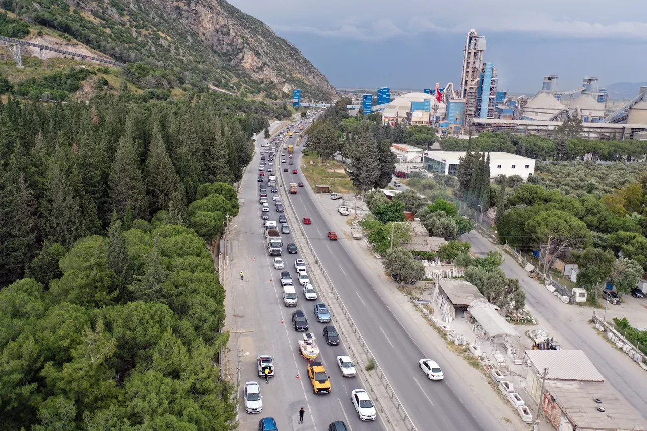 Bayram seyahatinde tatil bölgelerine ilgi yoğun: Muğla ve Aydın yolunda araç kuyruğu