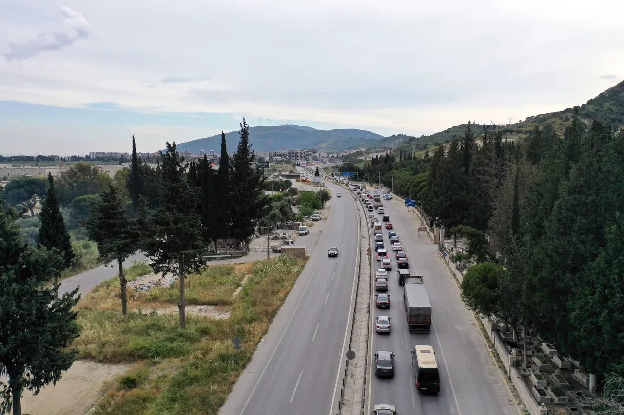 Bayram seyahatinde tatil bölgelerine ilgi yoğun: Muğla ve Aydın yolunda araç kuyruğu