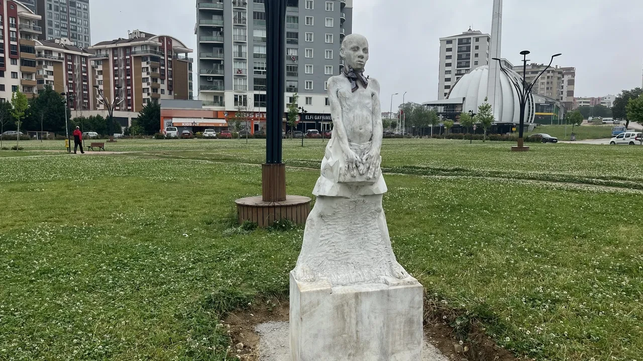 Bursa’da heykel krizi! Muhtarın bulduğu çözüm tartışmaları bitirdi